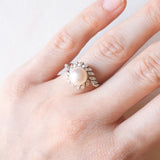 Anello a margherita vintage in oro bianco 18K con perla bianca e diamanti (0.18ctw ca.), anni ‘70