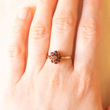 Anello a fiore vintage in oro giallo 9K con granati (0.75ctw ca.), anno 1997