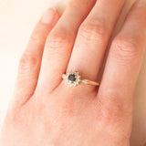 Anello a margherita vintage in oro giallo e bianco 9K con zaffiro (0.40ct ca.) e diamanti (0.14ctw ca.)