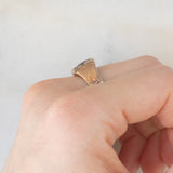 Anello chevalier retrò in oro giallo 14K con granato (1ct ca.), anni ‘40