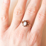 Anello a margherita vintage in oro giallo 9K con opale (0.30ct ca.) e granati (0.30ctw ca.), anni ‘70/‘80