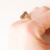 Anello a margherita vintage in oro giallo 9K con opale (0.30ct ca.) e granati (0.30ctw ca.), anni ‘70/‘80