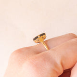 Anello antico in oro giallo 9K e con onice con lettera gotica “M”/“W”, anni ‘30