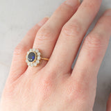 Anello a margherita vintage in oro 18K con zaffiro (1.10ct ca.) e diamanti di taglio brillante (0.50ctw ca.), anni ‘60