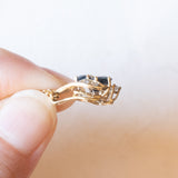 Collana vintage con catenina in oro giallo 14K e con ciondolo in oro giallo 14K con zaffiri (0.60ctw ca.) e diamanti (0.09ctw ca.), anni ‘60/'70