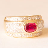 Anello a fascia vintage in oro giallo 18K con rubino (1.40ct ca.) e diamanti di taglio brillante (1ct ca.), anni ‘70/‘80