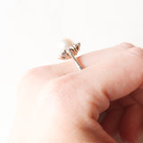Anello a margherita in oro bianco 18K con perla bianca e diamanti (0.08ctw ca.), anni ‘50/‘60