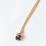 Collana vintage con catenina in oro giallo 14K e con ciondolo in oro giallo 14K con zaffiri (0.60ctw ca.) e diamanti (0.09ctw ca.), anni ‘60/'70