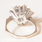 Anello a margherita vintage in oro bianco 14K con zaffiro (0.40ct ca.) e diamanti di taglio brillante (0.15ctw ca.), anni ‘70/‘80