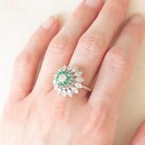 Anello vintage a fiore in oro bianco 18K con smeraldi (0.40ctw ca.) e diamanti di taglio brillante (1.20ctw ca.), anni ‘60/‘70