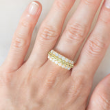 Tripla veretta in oro giallo 14K con peridoti verdi (1ctw ca.) e opali (0.80ctw ca.), anni ‘80