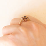 Anello a fiore vintage in oro giallo 9K con granati (0.60ctw ca.), anno 1966