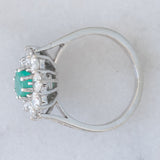 Anello a margherita vintage in oro bianco 18K con smeraldo (0.50ct ca.) e diamanti di taglio brillante (1.20ctw ca.), anni ‘60/‘70