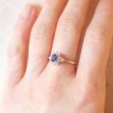 Anello a margherita in platino con zaffiro (0.40ct ca.) e diamanti di taglio brillante e di taglio trillion (0.35ctw ca.), anni ‘80/‘90