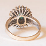Anello a margherita vintage in oro bianco 18K con smeraldo (0.50ct ca.) e diamanti (0.53ctw ca.), anni ‘60/‘70