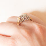 Anello vintage in oro giallo e bianco 18K con diamante centrale di taglio brillante (0.10ct ca.) e diamanti laterali di taglio rosetta, anni ‘40/‘50