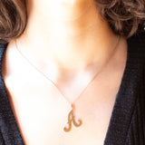 Ciondolo vintage a forma di “A” in oro giallo 9K, anni ‘70
