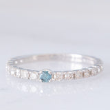 Mezzo eternity vintage in oro bianco 18K con alessandrite (0.06ct) e diamanti (0.45ctw), anni ‘2000