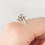 Anello a fiore vintage in oro bianco 14K con zaffiri (0.32ctw ca.) e diamanti di taglio brillante (0.84ctw ca.), anni ‘70