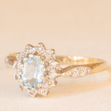 Anello a margherita in oro giallo e bianco 9K con acquamarina (0.40ct ca.) e diamanti (0.18ctw ca.), anni ‘80