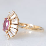 Anello ballerina vintage in oro giallo 14K con rubino (0.40ct ca.) e diamanti di taglio tapered (1ctw ca.), anni ‘70/‘80