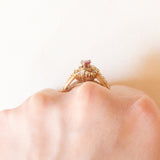 Anello ballerina vintage in oro giallo 18K con rubino di taglio a goccia (0.35ct ca.) e diamanti di taglio brillante e tapered (1ctw ca.), anni ‘70