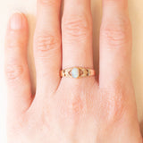 Anello a fascia vintage in oro giallo 8K con opale (0.25ct ca.) e perline bianche, anni ‘70