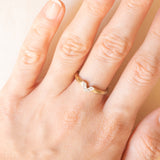 Anello a “V” vintage in oro giallo e bianco 9K con diamanti, anni ‘70