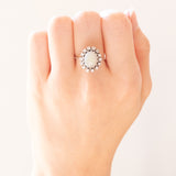 Anello a margherita vintage in oro bianco 14K con opale (1.70ct ca.) e diamanti di taglio brillante (0.40ctw ca.), anni ‘60