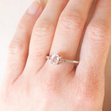 Anello vintage in oro bianco 10K con kunzite (0.80ct ca.), quarzi rosa e diamanti, anni ‘90