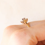 Anello a margherita vintage in oro giallo e bianco 9K con rubino (0.40ct ca.) e diamanti (0.06ctw ca.)