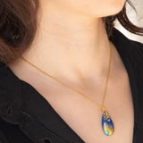 Collana moderna con filo di vetri blu e con pendente in oro giallo 18K con lapislazzuli, smeraldo e diamante
