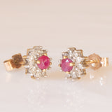 Orecchini a margherita in oro giallo e bianco 9K con rubini (0.30ctw ca.) e diamanti (0.20ctw ca.), anni ‘60/‘70