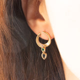 Orecchini a mezzaluna vintage in oro giallo e bianco 14K, con zaffiri, smeraldi e diamanti, anni ‘70/‘80