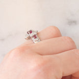 Anello a fiore vintage in platino con rubini (0.63ctw) e diamanti (0.85ctw), anni ‘90/anno ‘2000