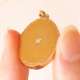 Ciondolo portafoto antico in oro giallo 14K con diamanti di taglio vecchia Europa (0.07ctw ca.), anni ‘10/‘20