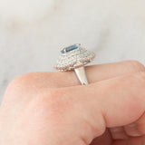 Anello a margherita vintage in platino con zaffiro (1.54ct) e diamanti (1.01ctw), anni ‘80