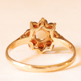 Anello a fiore vintage in oro giallo 9K con opale (0.30ct ca.) e granati (0.50ctw ca.), anno 1982