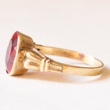 Anello solitario vintage in oro giallo 8K con rubino sintetico (2.50ct ca.), anni ‘40/‘50