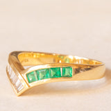 Anello a “V” vintage in oro giallo 18K con smeraldi di taglio carré (0.28ctw ca.) e diamanti di taglio tapered (0.25ctw ca.), anni ‘70/‘80