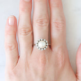 Anello a margherita vintage in oro bianco 18K con perla bianca e diamanti di taglio brillante (0.48ctw ca), anni ‘60