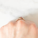Anello Toi et Moi in oro giallo 14K con rubino sintetico (0.17ct ca.) e diamante di taglio vecchia Europa (0.15ct ca.), anni ‘10/‘20