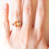 Anello vintage in stile Art Déco in oro giallo e bianco 9K con zaffiro arancione trattato