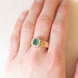 Anello a margherita vintage in oro giallo e bianco 14K con smeraldo (0.70ct ca.) e diamanti di taglio brillante (0.36ctw ca.), anni ‘60/‘70
