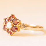 Anello a fiore vintage in oro giallo 9K con opale (0.05ct ca.) e granati (0.36ctw ca.), anno 1975