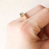 Anello vintage in oro giallo e bianco 9K con zaffiri (0.14ctw ca.) e diamanti, anni ‘70/‘80