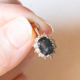 Collana vintage con catenina in oro bianco 14K con ciondolo in oro bianco 14K con zaffiro (1.50ct ca.) e diamanti di taglio brillante (0.30ctw ca.), anni ‘70