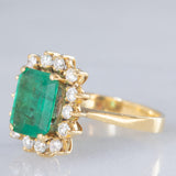 Anello a margherita vintage in oro giallo 18K con smeraldo (1.50ct ca.) e diamanti di taglio brillante (0.56ctw ca.), anni )70/‘80