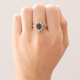 Anello a margherita vintage in oro bianco 14K con zaffiro (0.65ct ca.) e diamanti di taglio brillante (0.40ctw ca.), anni ‘70