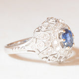 Anello vintage in oro bianco 18K con zaffiro (0.50ct ca.) e diamanti di taglio brillante (0.36ctw ca.), anni ‘50/‘60